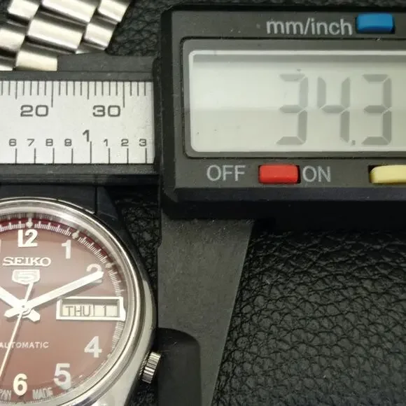 Vintage 1977 Seiko Automatic Mens Silver Watch W/daydate & Red accents - Picture 7 of 10